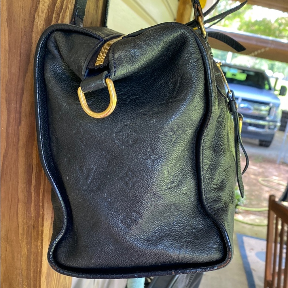 Louis Vuitton Black and Gold Shoulder Bag with Structured Elegance - Picture 8 of 17